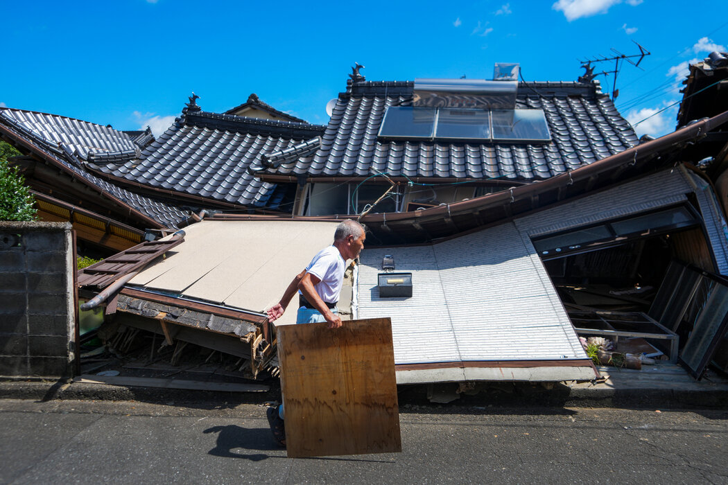 上个月日本九州地震后，一栋倒塌的房屋。