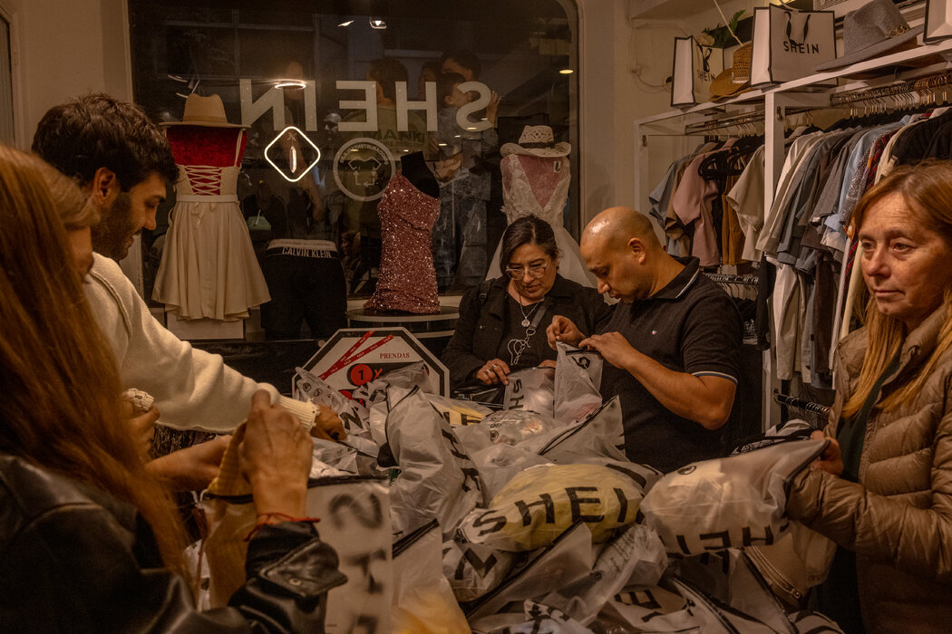 去年，在布宜诺斯艾利斯一家希音二手店开业时，现场的顾客们。