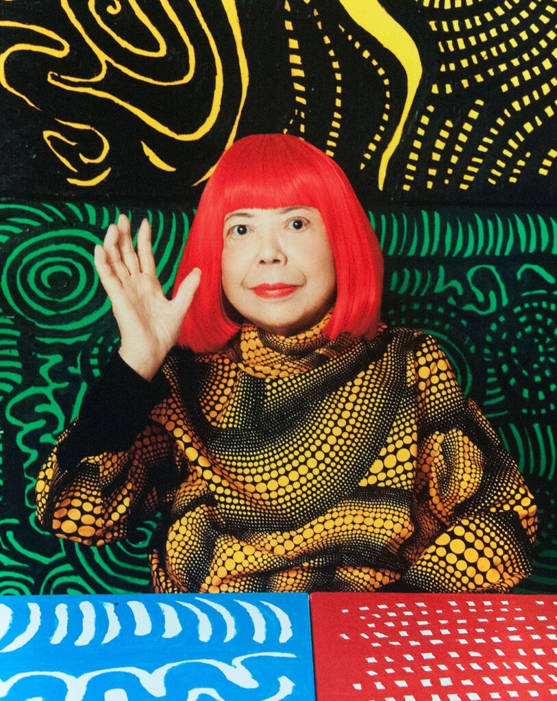 草间弥生的作品常被视为带有强烈的情色意味，但她想要达到的效果恰恰相反。她说，“通过不断复制那些令我恐惧的事物的形态，我得以压制这种恐惧。”