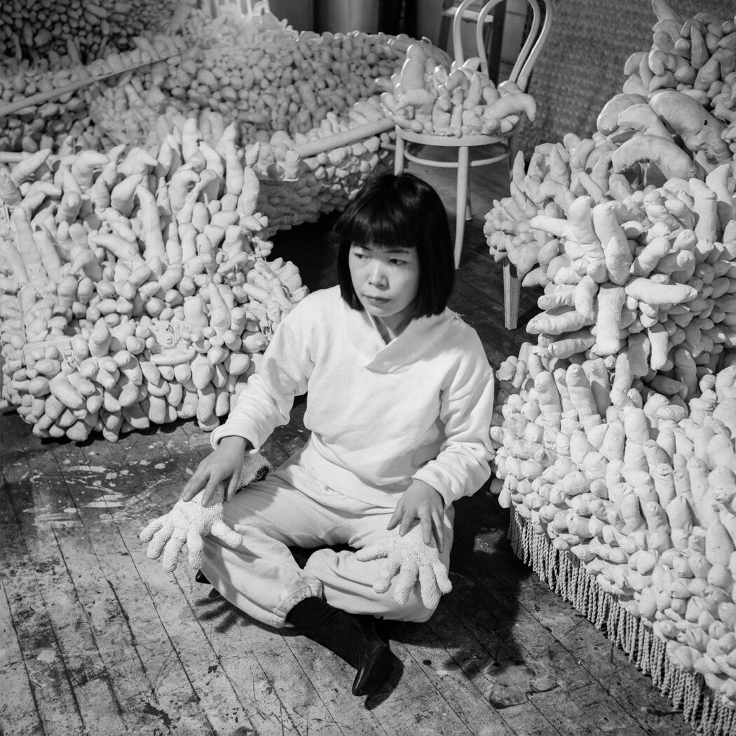 1964年的草间弥生。1960年代早期,她开始缝制数以千计的布制阳具填充物,创作出布满整个空间、令人震撼的装置作品。