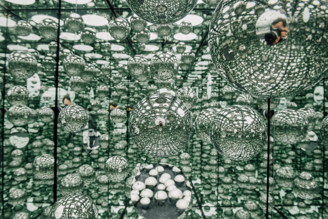 2017年,卓纳画廊展出的《无限镜屋——让我们永远活下去》。