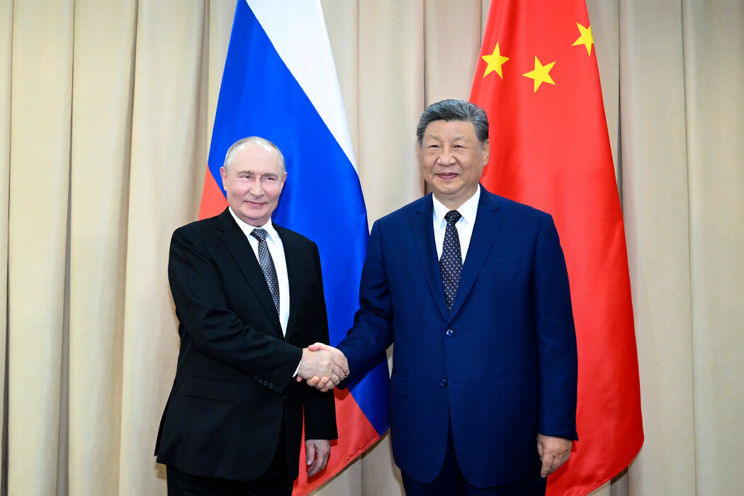 中国官方媒体发布的一张照片显示,习近平周一在比什凯克与俄罗斯总统普京会面。