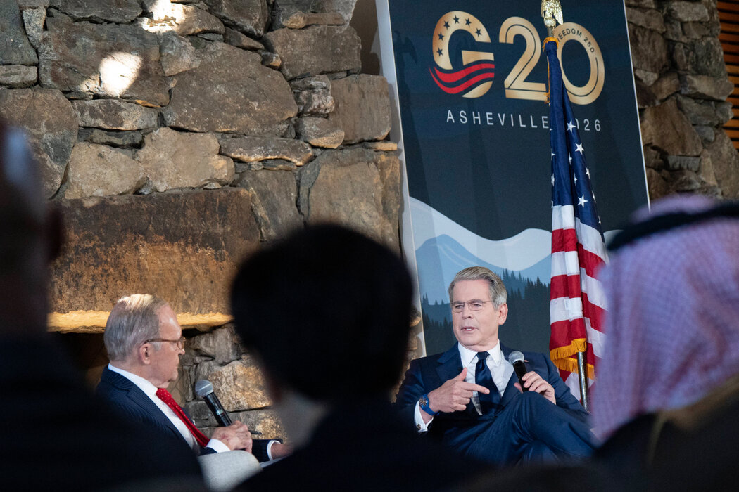 周二，美国财长贝森特在G20峰会的一场活动上讲话。