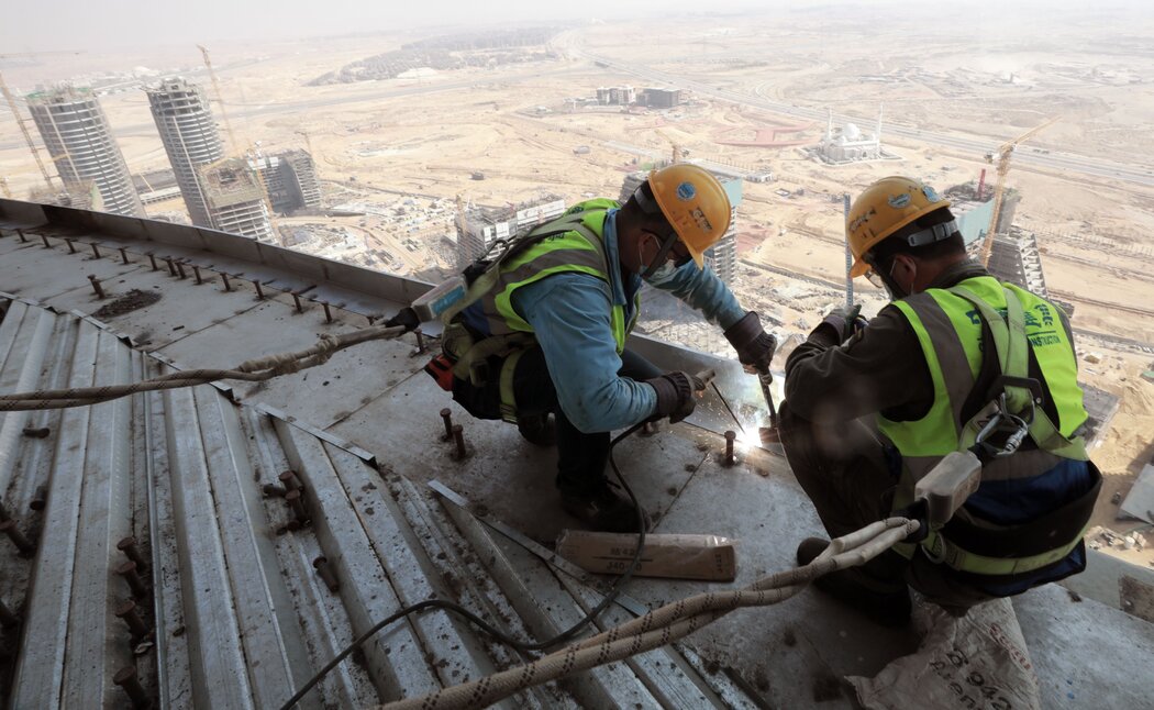 2021年,开罗附近新行政首都中央商务区建筑工地上的中国工人。
