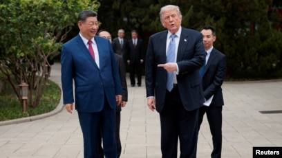 资料照片：美国总统唐纳德·特朗普在中国北京中南海花园参观结束后离开时向与中国国家主席习近平致意。(2026年5月15日)