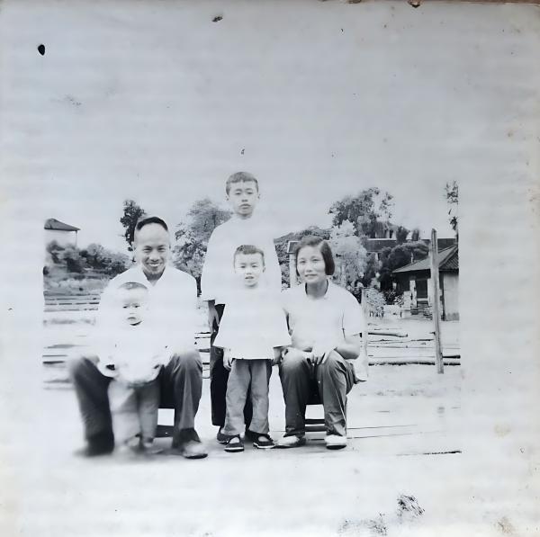 1789942788323363.png 全家福1966-2.png