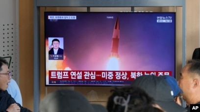 韩国首尔火车站,电视屏幕在新闻节目中播放了朝鲜导弹发射的资料画面。(2026年9月20日)