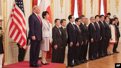资料照片:在东京赤坂迎宾馆举行的欢迎仪式上,特朗普(左)在日本首相高市早苗(右)的陪同下检阅了仪仗队。(2025年10月28日)