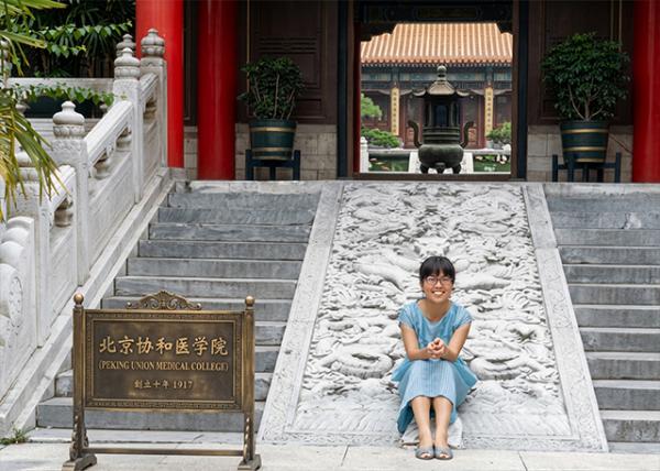 1987-08-27_Historical Courtyard of Peking Union Med College w an Ornate Imperial-Style Stone Staircase w a Central Carved Dragon Rampװ�λ����Ļʼҷ��ʯ���ϣ�ʯ�������������α����µ�-20001.jpg