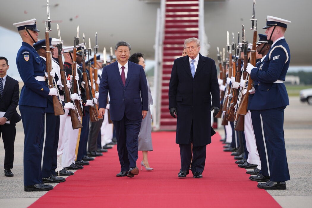 周三，特朗普总统在马里兰州安德鲁斯联合基地迎接中国国家主席习近平。