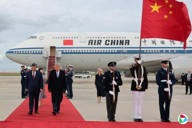 2026年9月23日，中国国家主席习近平抵达美国马里兰州安德鲁斯联合基地，展开国事访问。美国总统特朗普与习近平一同走在红地毡上。