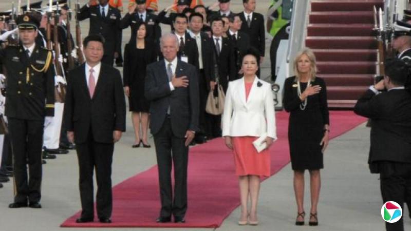 中国国家主席习近平在2015年9月24日抵达美国马里兰州安德鲁斯军用机场，开始访美行程第二站，美国副总统乔·拜登（Joe Biden）和夫人吉尔·拜登教授（Prof Jill Biden）亲自到机场迎接。（雷旋摄）