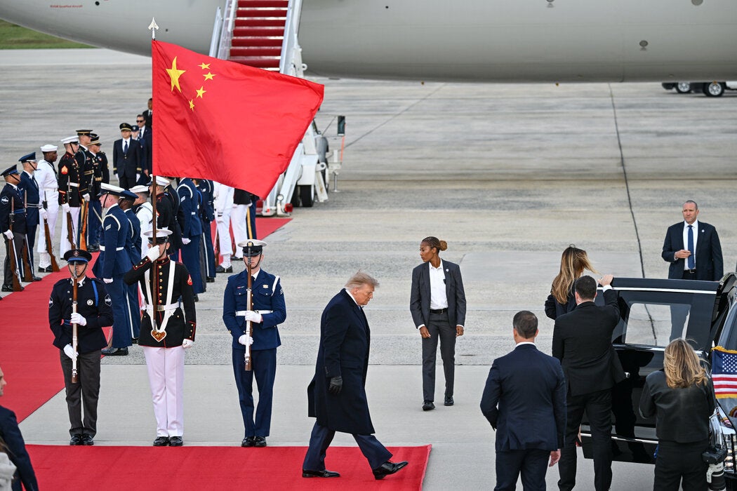 周三,特朗普前往安德鲁斯联合基地迎接习近平,这打破了总统通常在白宫迎接世界各国领导人的惯例。