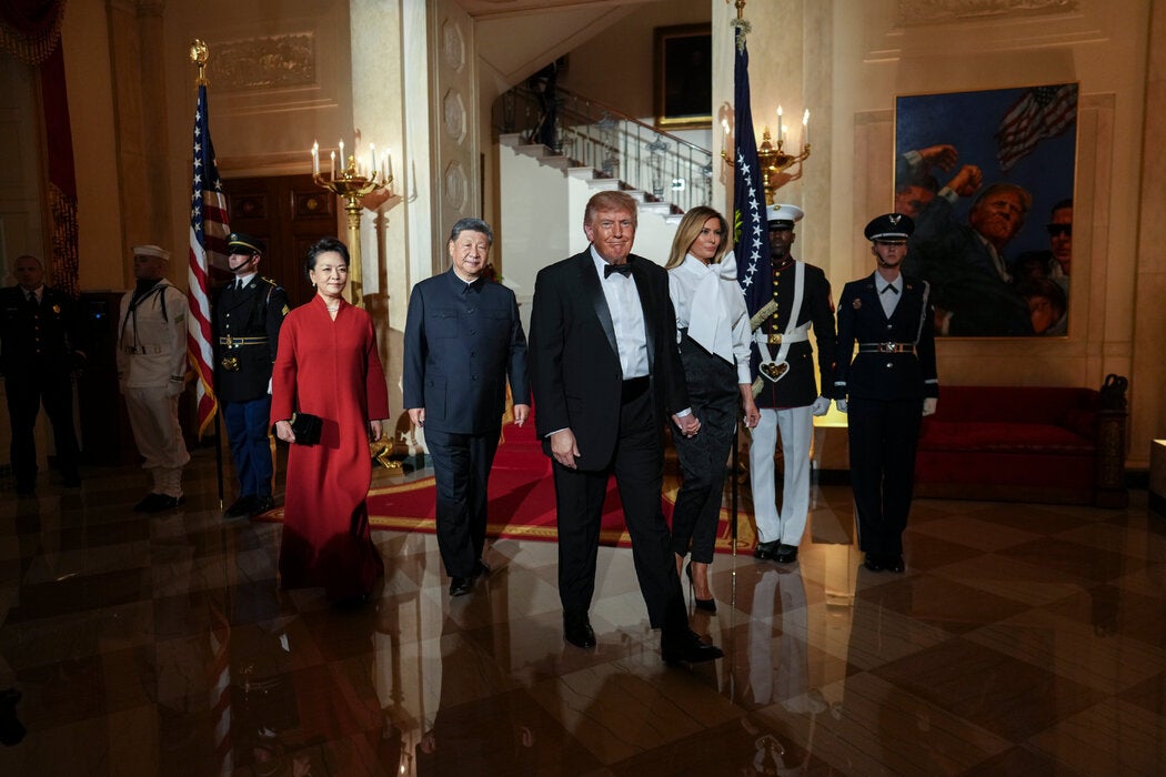 ����������������ͳ���й�������ϯϰ��ƽЯ���˳�ϯ���ڰ׹����еĹ��硣
