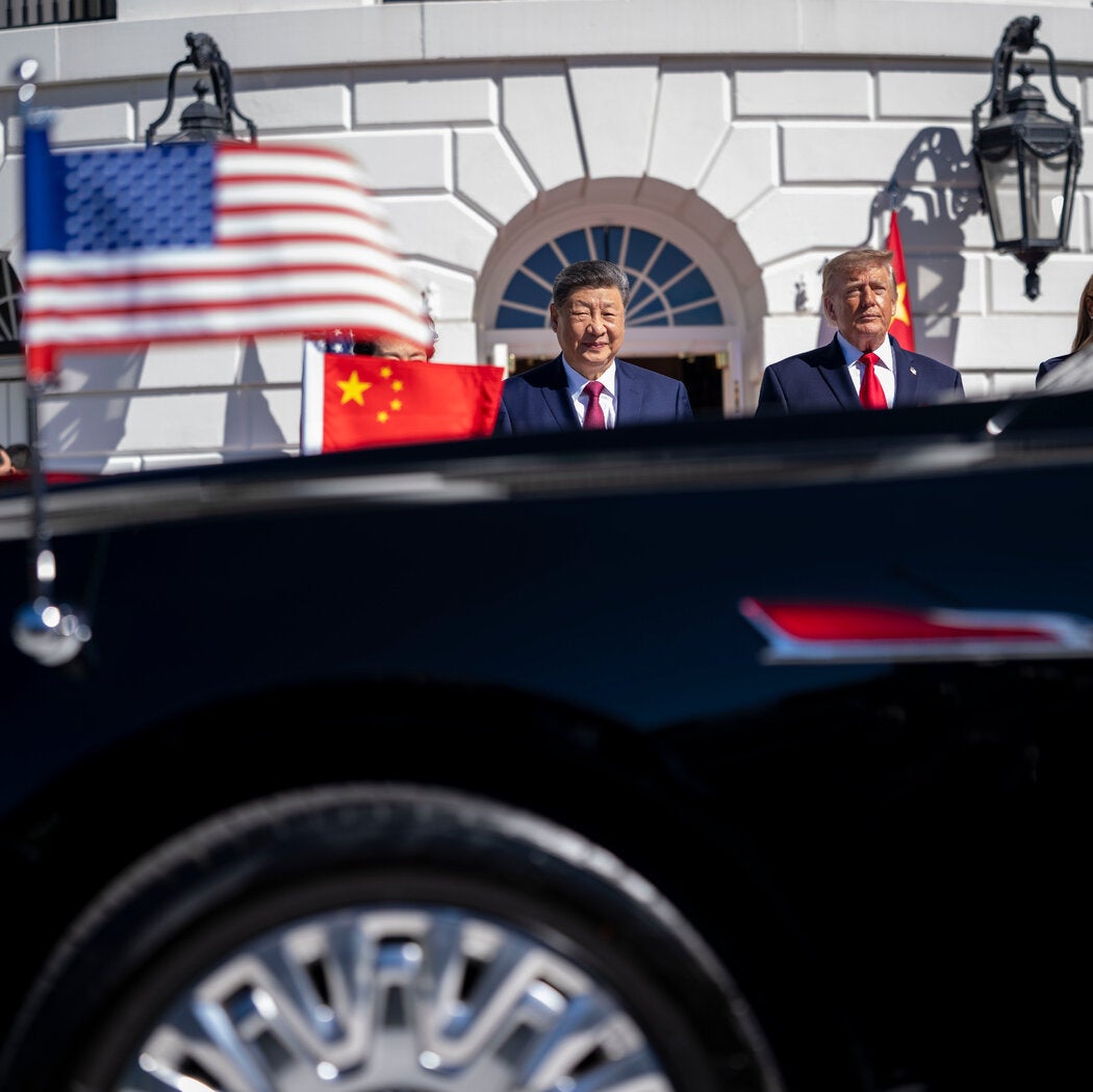 周五，特朗普总统与中国国家主席习近平在白宫外并肩而立。