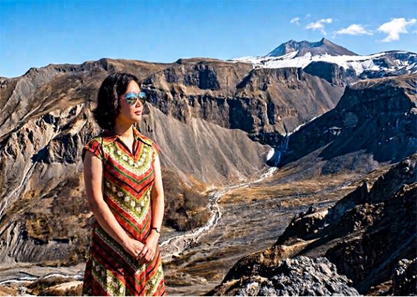 1986-05-16_Mt Changbai over the Tumen River, White Pumice Stones & Year-round Snow on the Upper Peaks0001.jpg