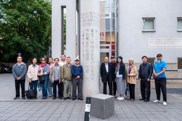 人权柱前合影.jpg
