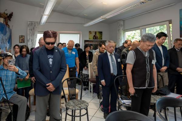与会人员为文革死难者默哀.jpg