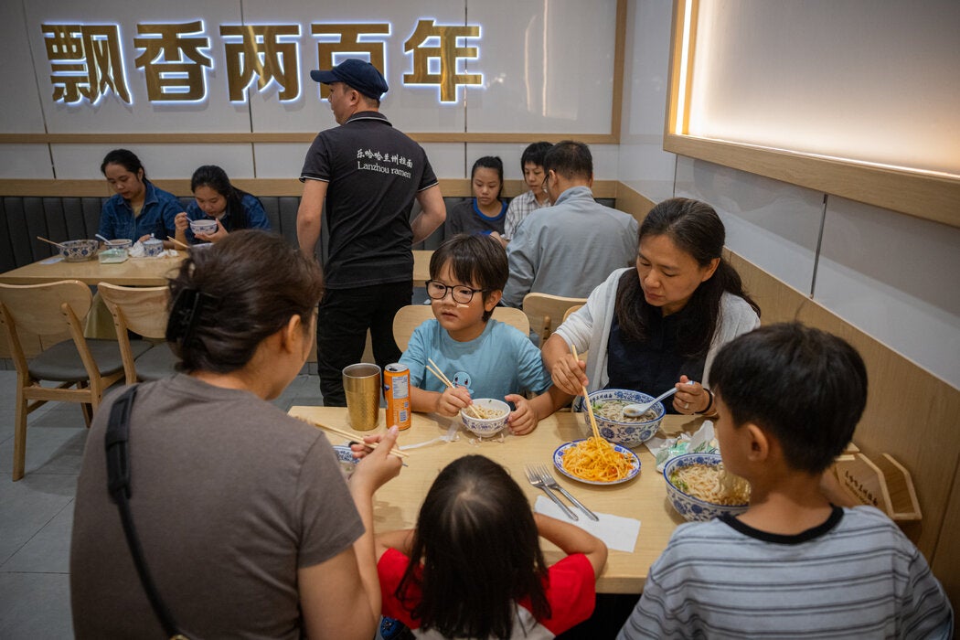 礼拜结束后，耿朋朋和约翰与家人一起吃午饭。