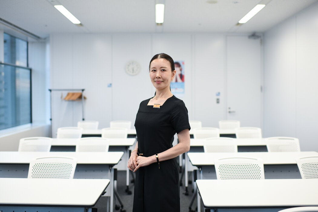 IBJ的顾问畑惠子就方方面面提供建议，从仪容仪表、短信礼仪到约会行程安排。