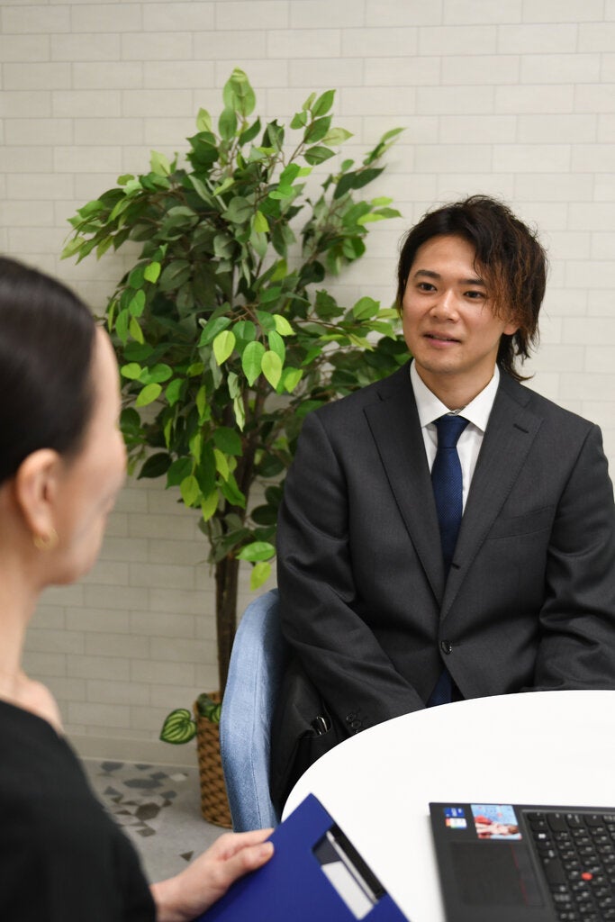 28岁的安田泰然与他的IBJ顾问在一起。他表示，他很感谢通过顾问转达的约会对象的反馈意见。