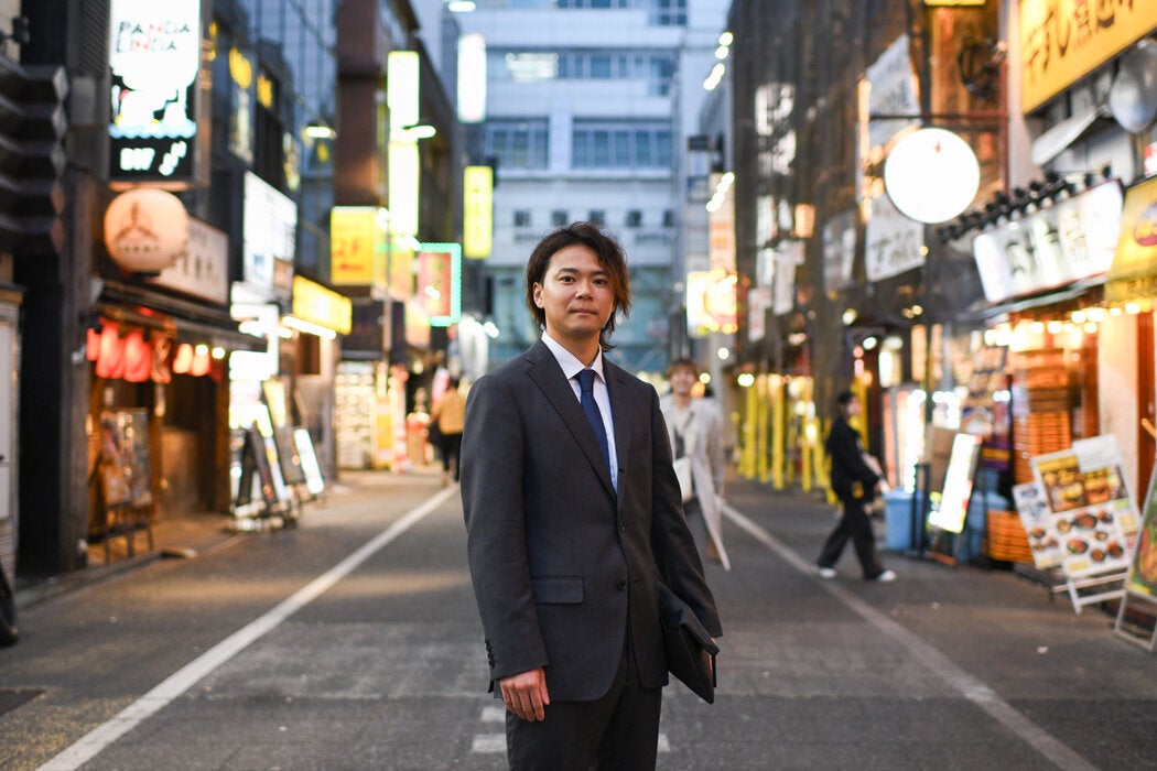 IBJ婚介服务的客户安田泰然走在东京街头。“我认为这将是找到有结婚这个相同目标者的最快方式，”他说。