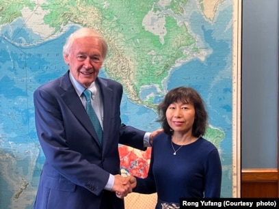 马萨诸塞州民主党籍联邦参议员爱德华·马基(Edward Markey)在办公室与美籍华裔科学家陈友麟的妻子荣玉仿会面。(照片摄于2026年9月22日,由荣玉仿提供)