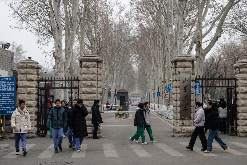 山东大学洪家楼校区的大门。1980年至1981年,希金斯曾在这里学习中文。如今,校园被保安严密把守,四处都是监控摄像头。