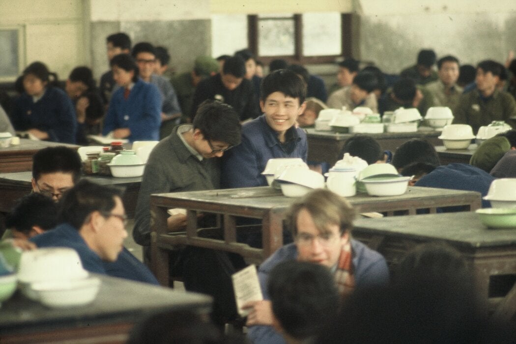 1981年,戴着围巾的希金斯在山东大学食堂。当时,食堂只供应油乎乎的粥和馒头,粥里漂着几块不知是什么的肉。