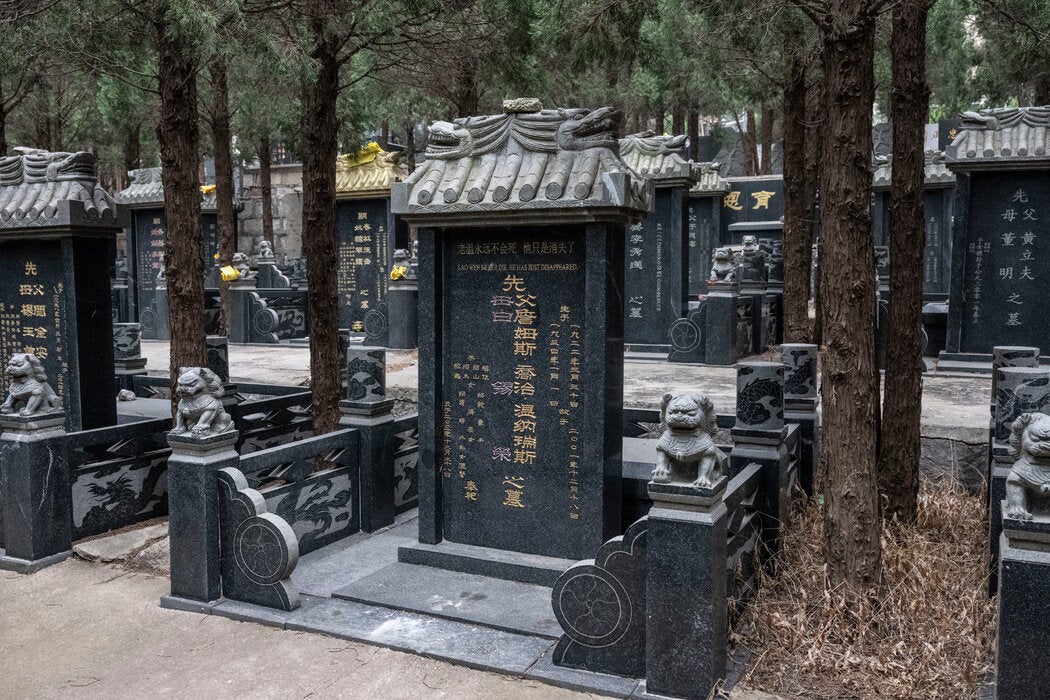 詹姆斯·温纳瑞斯的墓碑。这名美国士兵在朝鲜战争结束后选择留在中国,2001年在济南去世。
