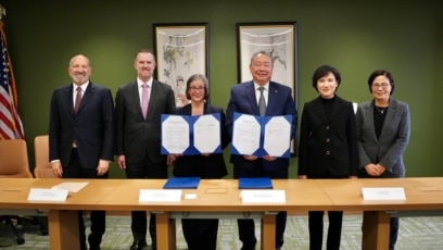 美国商务部长卢特尼克(左)、美国贸易代表格里尔(左二)、台湾行政院副院长郑丽君(右二)与台湾行政院政务委员杨珍妮(右)见证美国在台协会执行理事蓝莺(左三)和台湾驻美代表俞大?(右三)签署《美台对等贸易协定》。(2026年2月12日)