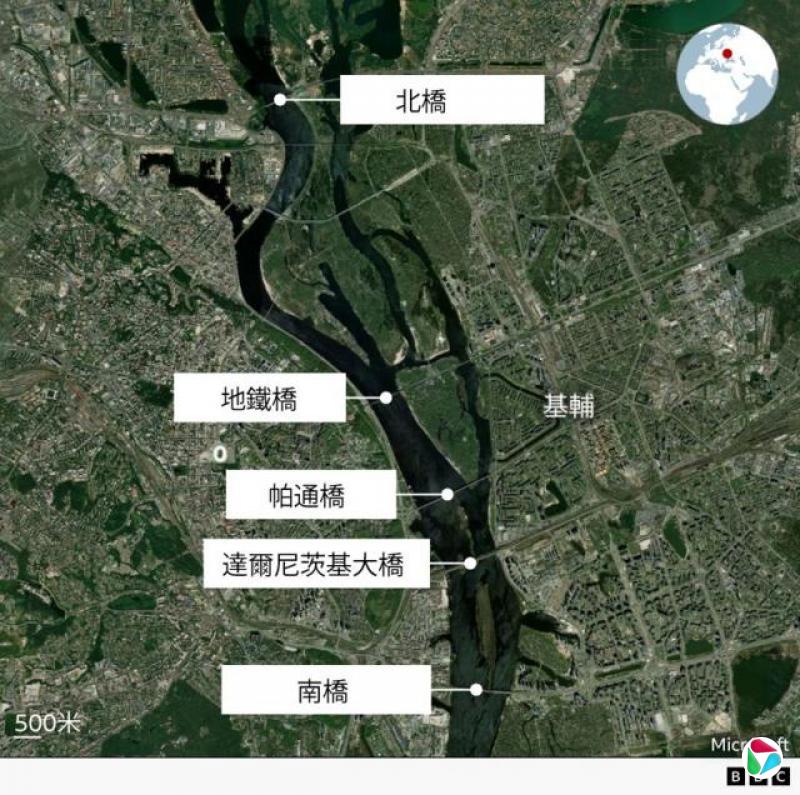 卫星影像显示横跨第聂伯河的桥梁,而这条河将基辅一分为二。BBC 位置示意地图则在地球仪上标示出基辅的位置。
