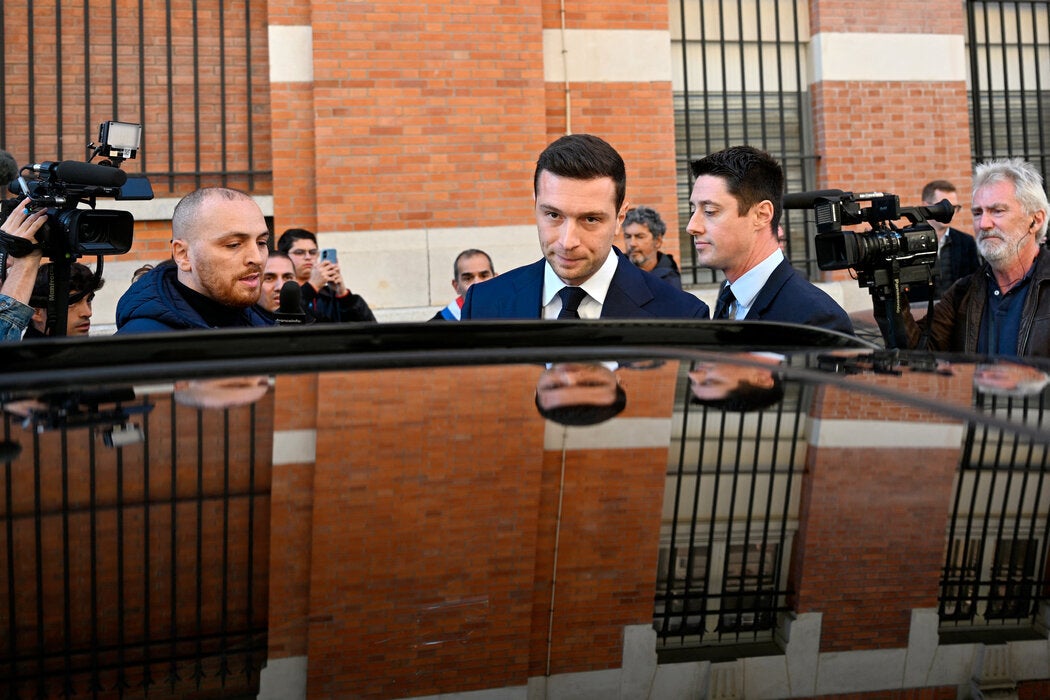 ���գ����������Ͷ������뿪�����һ������֡�