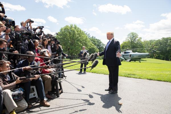 1792583019452569.jpg President_Trump_Departs_the_South_Lawn_(47797586152).jpg