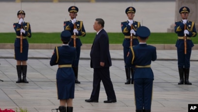 资料照片:中国领导人习近平与在北京天安门广场的“人民英雄纪念碑”前,出席向牺牲的民族英雄敬献花篮的仪式。(2026年9月30日)