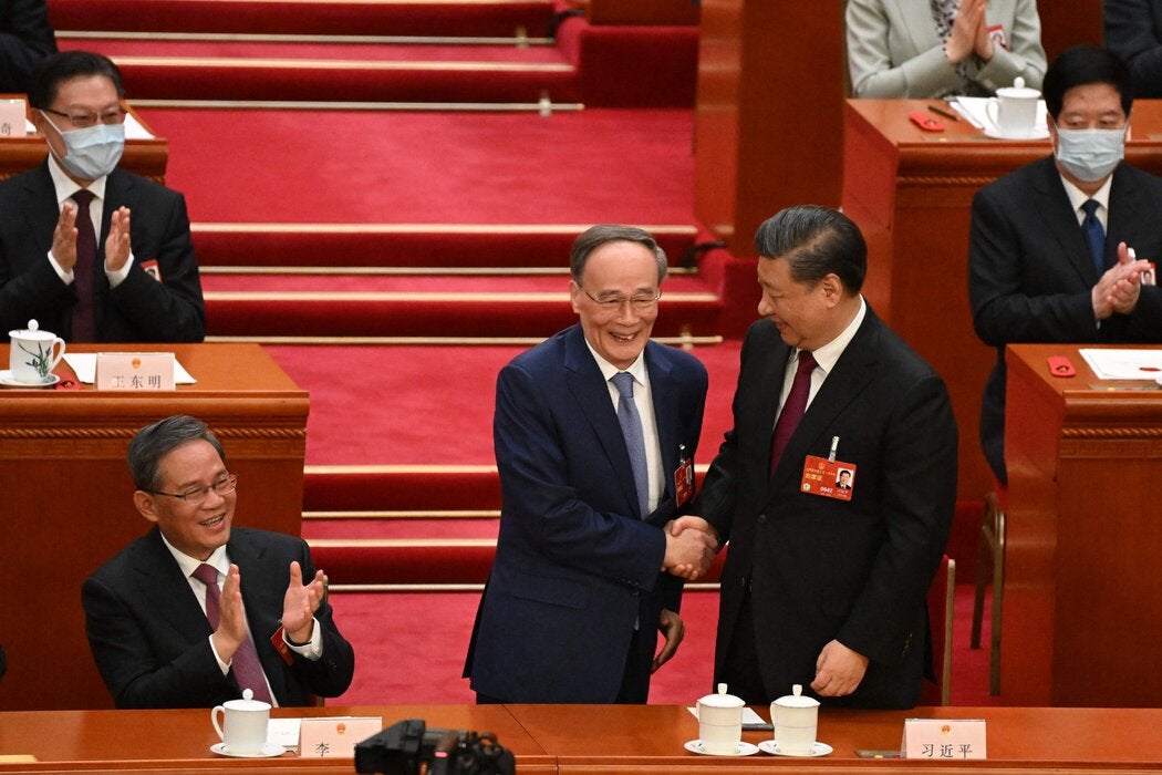 2023年,习近平在北京与王岐山握手。王岐山曾负责监督习近平反腐败运动的第一阶段工作,但王岐山本人的一些长期助手后来却成为纪律检查机关的调查对象。