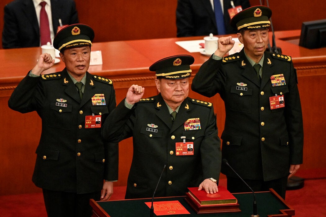 2023年,张又侠(中)在当选中央军委副主席后宣誓就职。张又侠随后被拘留,并被指控贪腐。
