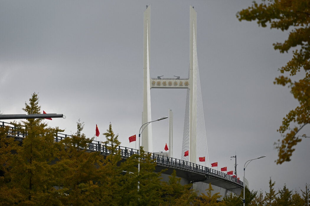 10月15日，连接中国与朝鲜的新鸭绿江大桥。