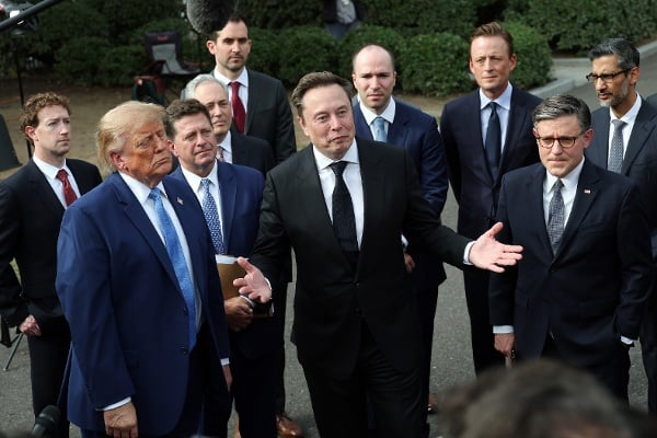2026年9月29日,埃隆·马斯克(Elon Musk)、马克·扎克伯格(Mark Zuckerberg)与美国总统川普(Donald Trump)在华盛顿白宫西翼外,出席人工智能会议后的记者会。